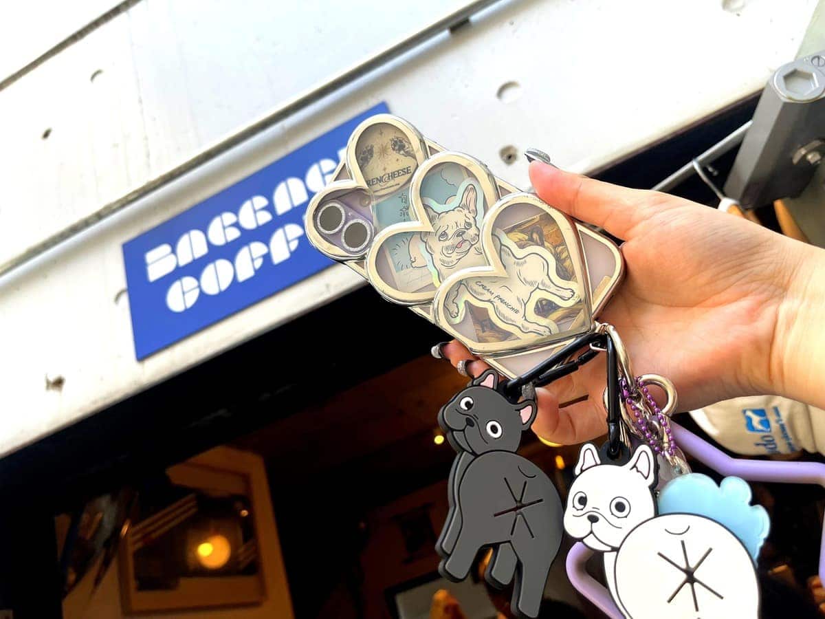 BAGGAGE COFFEEの青い看板とFrencheeseのフレブルケース