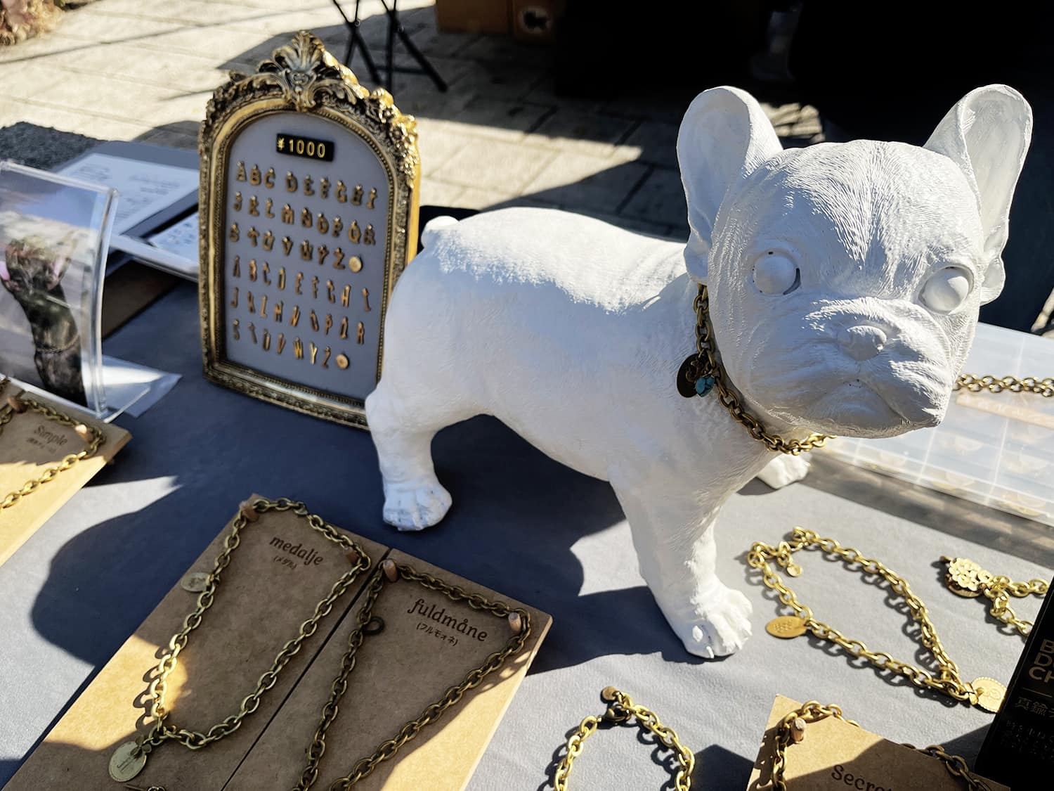 真鍮が記憶を帯びるとき——犬と人をつなぐ、Hyggeのジュエリー