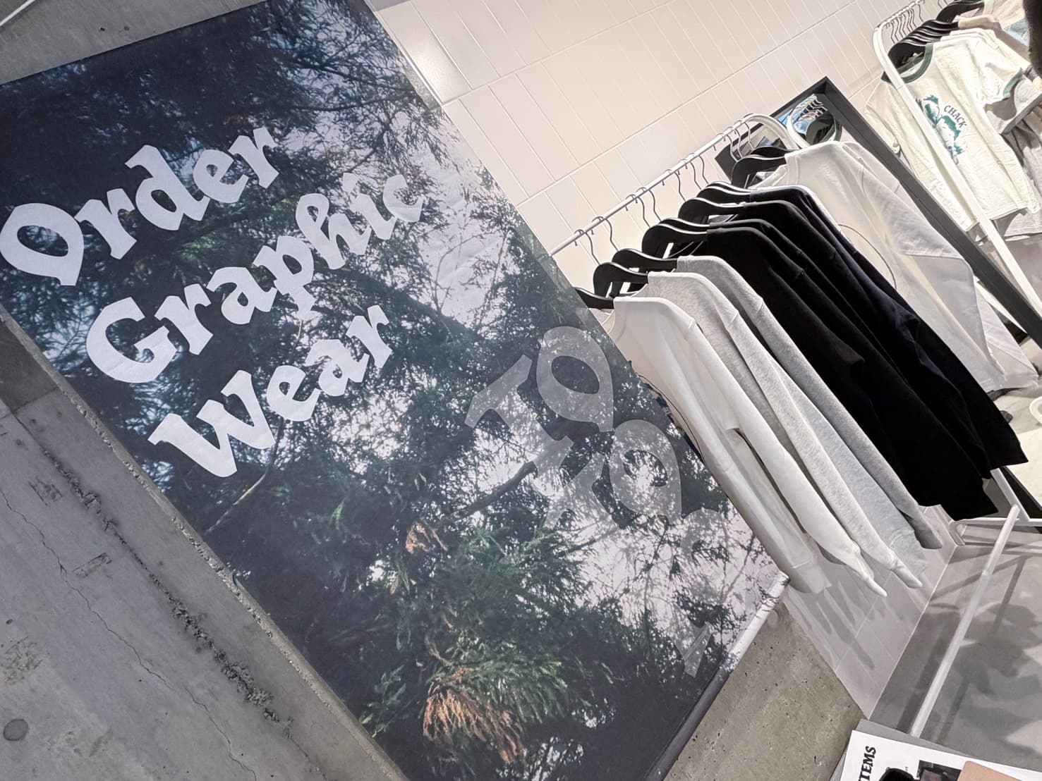 距離を保てる服 — 〈TO TO TO〉のグラフィックが描く、日常の余白