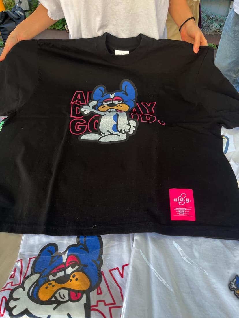 ブルーのフレンチブルドッグが描かれた〈a.d.g.〉の黒Tシャツ