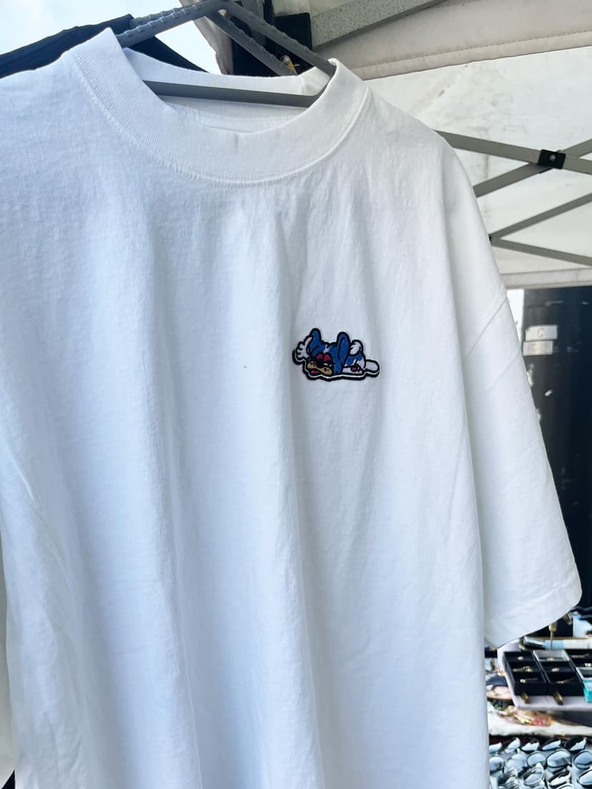〈a.d.g.〉のフレンチブルドッグ刺繍が入った白Tシャツ