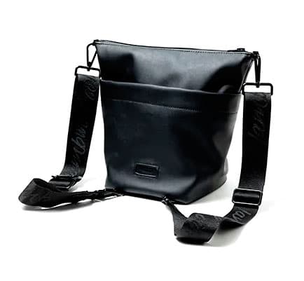 〈Lambwolf Collective〉の4WAY防水バッグ。散歩の相棒として