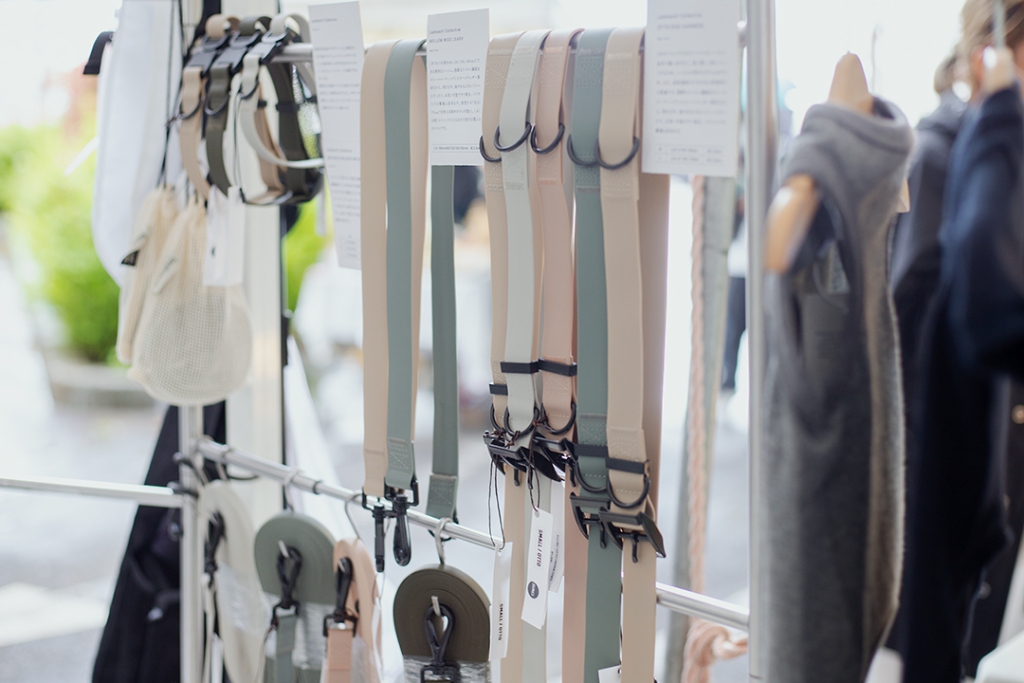 アースカラーの犬用リードとハーネスのラインナップ