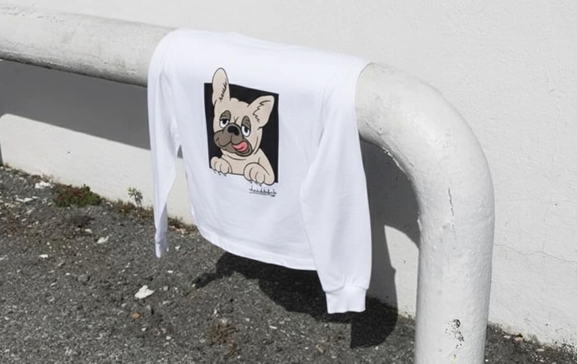 DEADKEBABのフレンチブルドッグイラストがプリントされたバッグとTシャツ