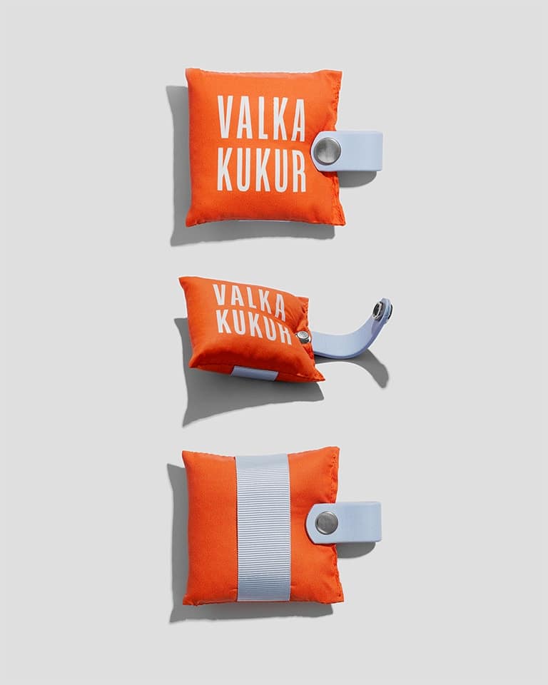 VALKA KUKURのアクセサリー、タグやカラビナの様々なカラーバリエーション