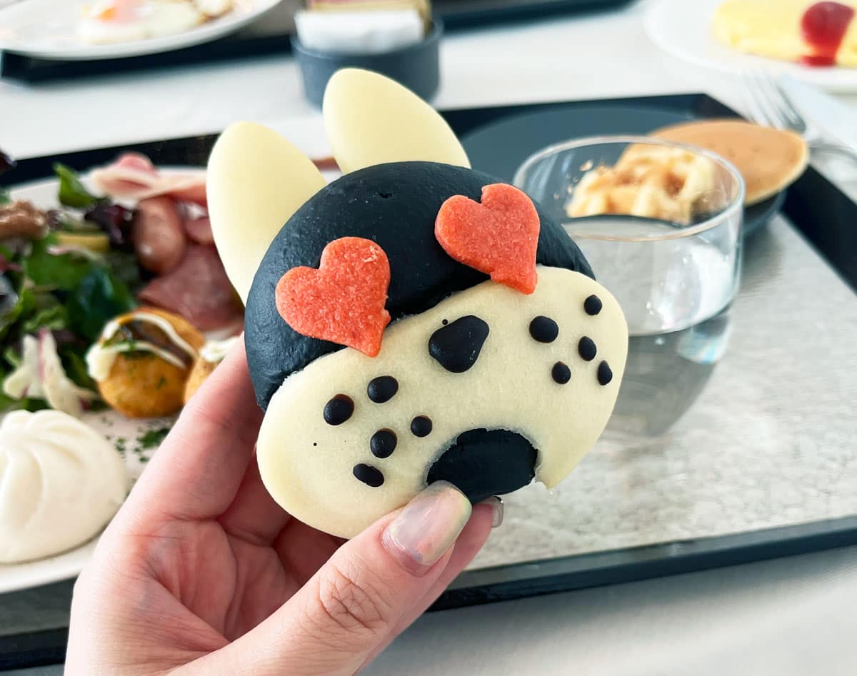 W Osakaの朝食に登場するフレンチブルドッグ型のパン