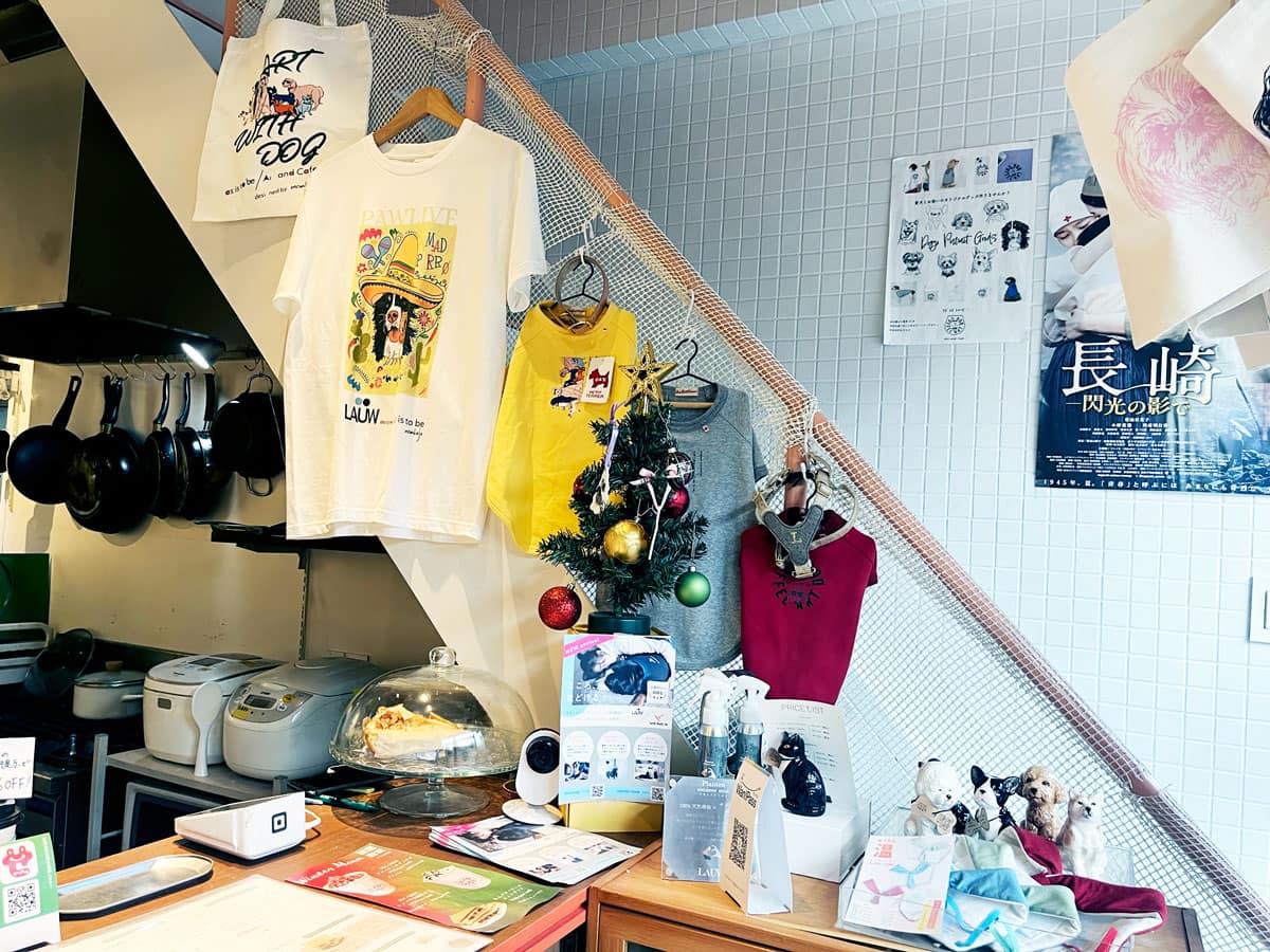 as is to beのカフェ店内で過ごす犬と飼い主